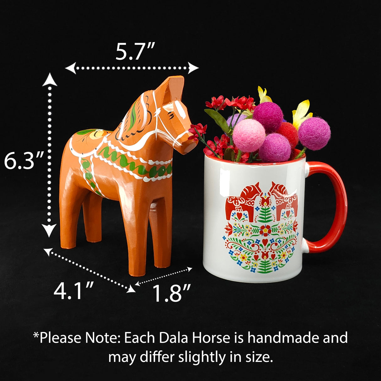 A Gammelröd Old Red Swedish Dala Horse—hand-carved and 16 cm (6 in) tall—is displayed with its dimensions beside a decorated mug filled with felt balls and flowers against a black background.