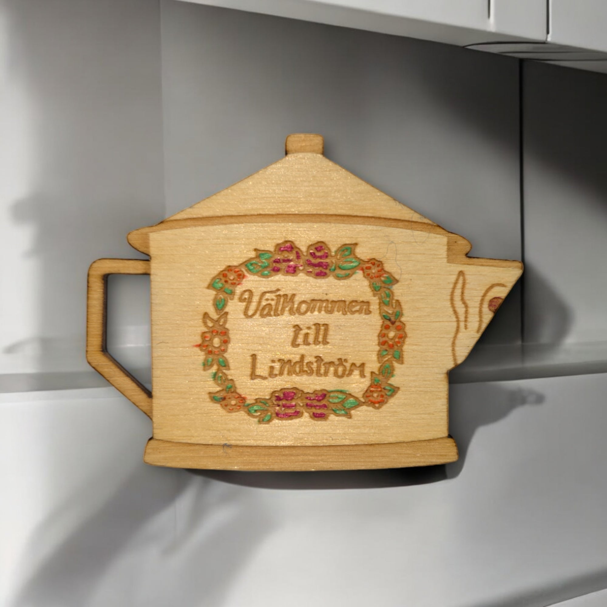 A wood-colored etched magnet features the Lindstrom Water Tower and “Valkommen to Lindstrom,” perfect for anyone who loves Lindstrom, Minnesota.