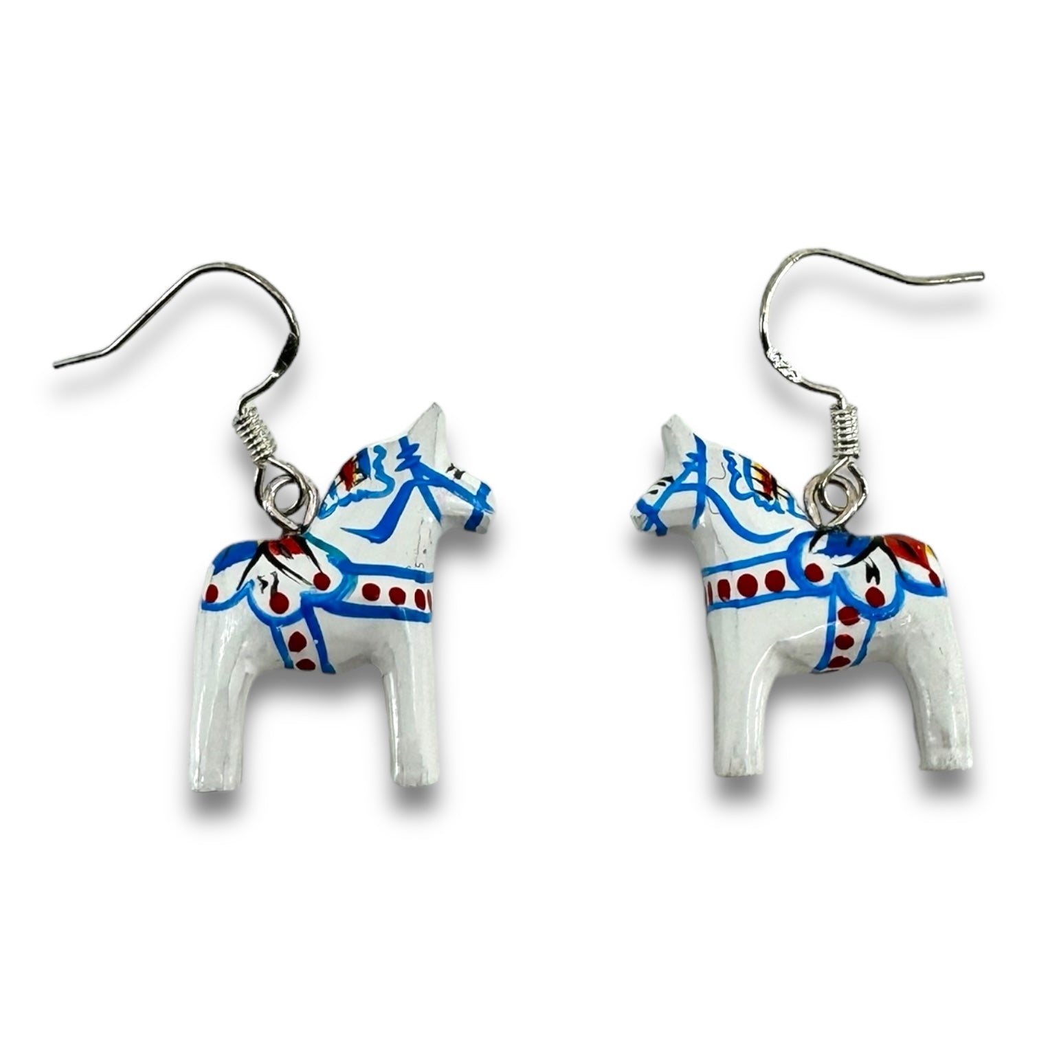 These exquisite, handcrafted Dala Earrings in white measure 2cm and showcase horse-shaped designs adorned with vibrant blue, red, and white patterns on a pristine background. Drawing inspiration from the iconic Dala Horses crafted by Grannas Olsson, they beautifully capture the essence of traditional artistry.