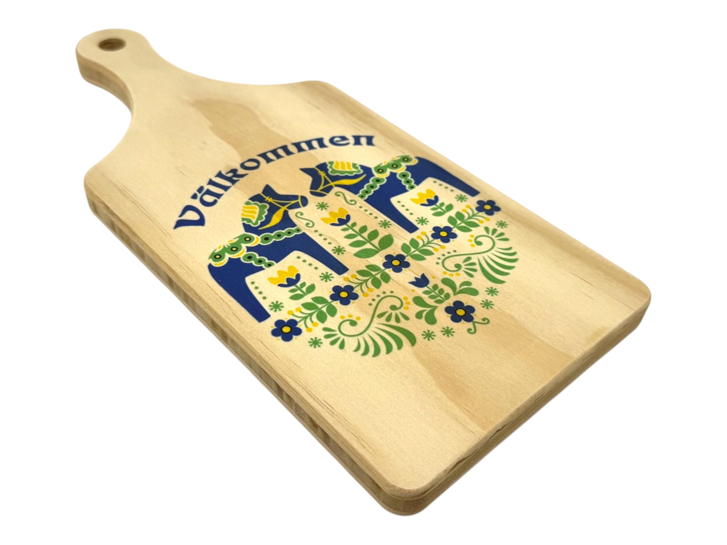 The Välkommen Bamboo Blue Dala Horse Cutting Board features a floral folk art design and a Dala Horse—ideal for fans of Scandinavian style.
