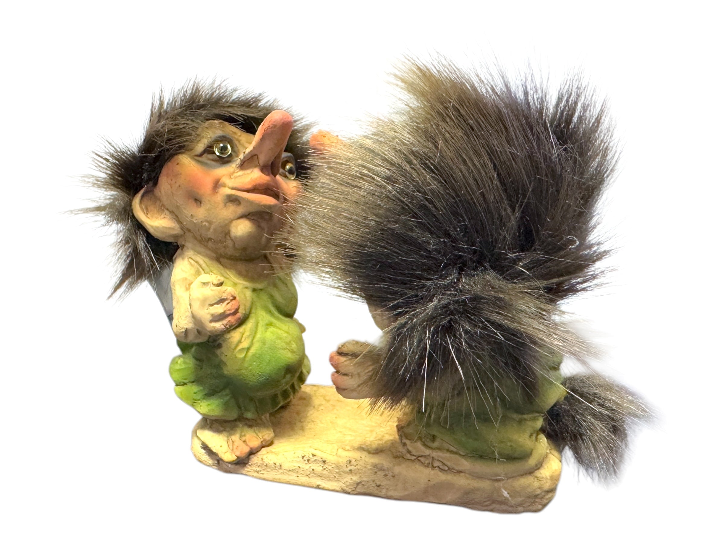 The product "Troll: NyForm - Kissing Trolls" features two troll figurines with bushy hair and green outfits, positioned to face each other on a flat base, showcasing classic Norwegian design.