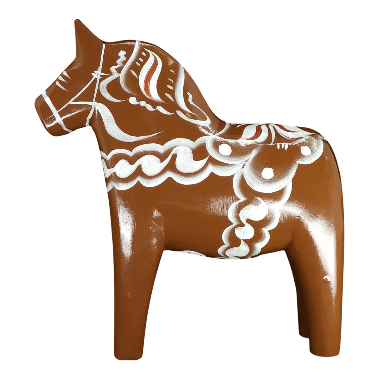 The Grannas Olsson Dala Horse: Brown Swedish "Gingerbread" (13 cm) features white and light brown patterns on handcrafted wood, celebrating Scandinavian heritage and Swedish artistry.