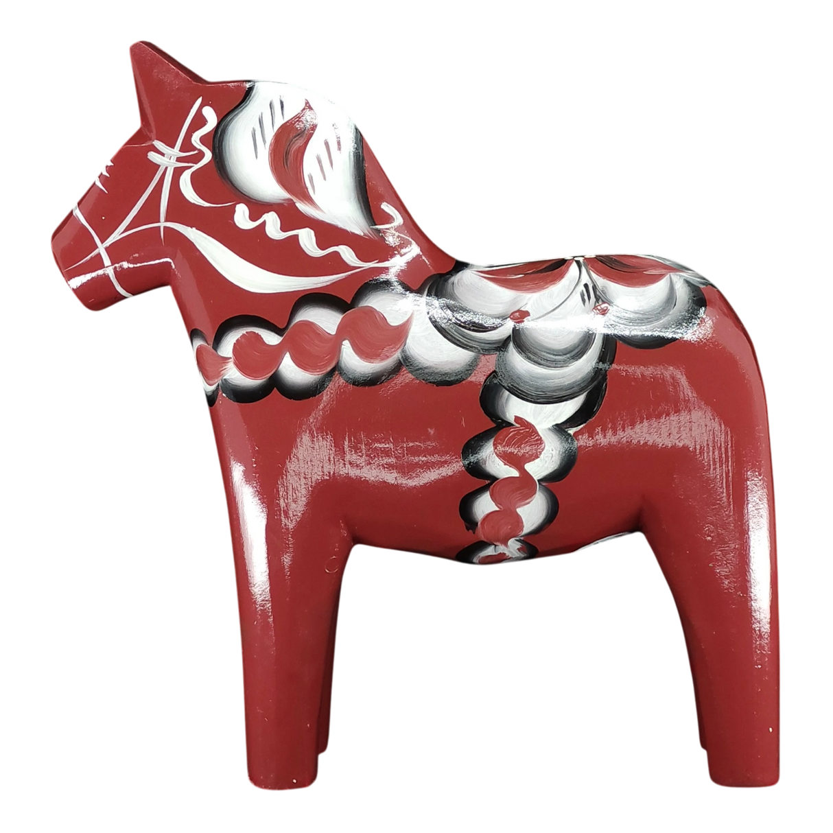 The Grannas Olsson Burgundy Swedish Dala Horse "Maria / Anniversary Series" (15 cm), handcrafted in Sweden, features painted decorative patterns and celebrates traditional Swedish artistry.
