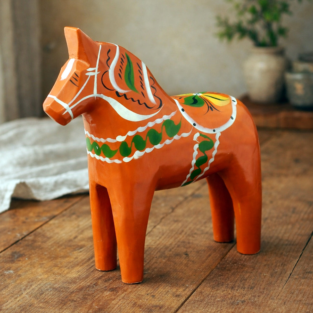 The Dala Horse: Gammelröd Old Red Swedish Dala Horse – Hand-Carved Figurine (16 cm / 6 in) features an old red finish with green, yellow, and white patterns, highlighting traditional Scandinavian craftsmanship.