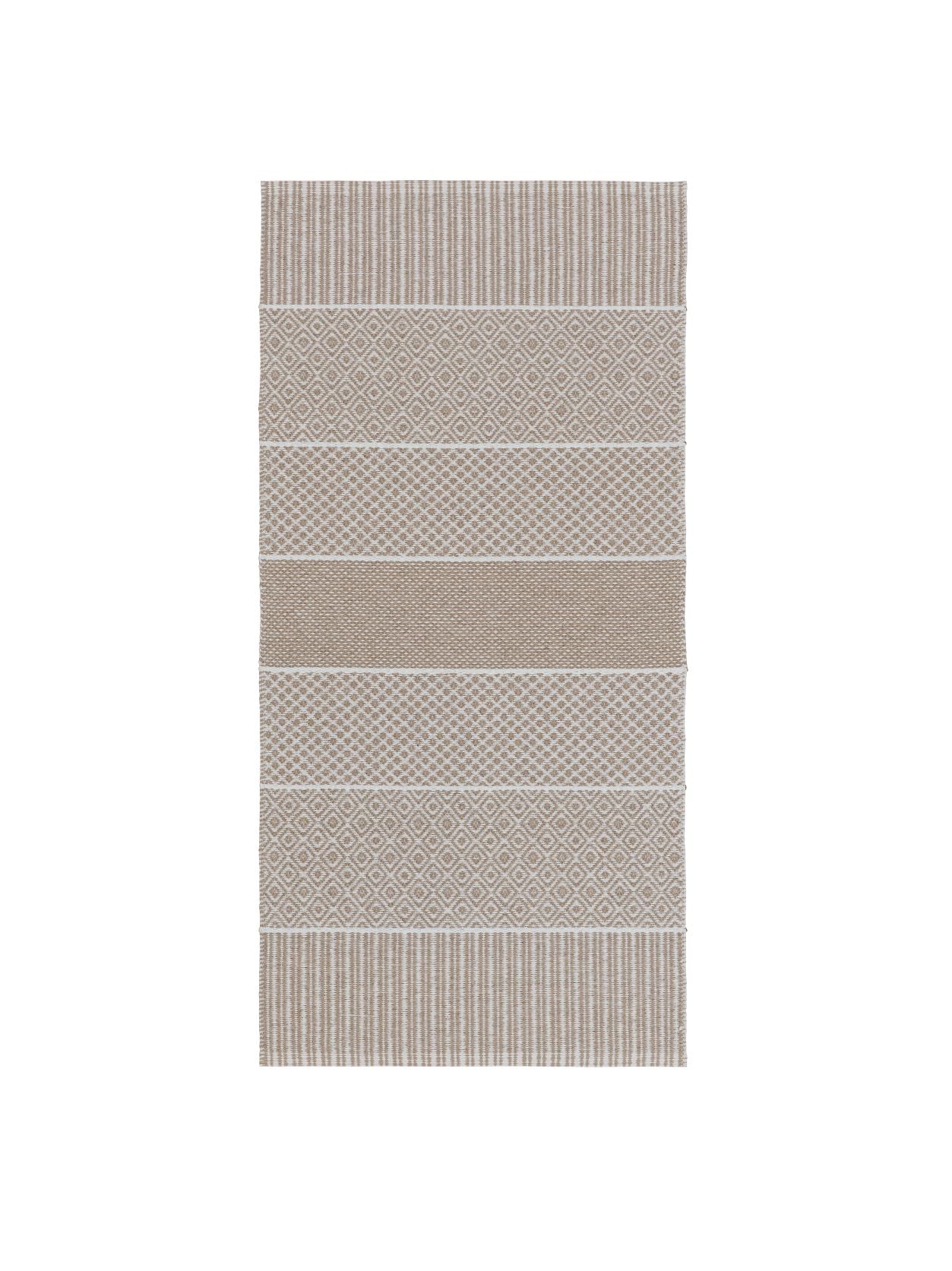 The Alfie Sand rug, featuring a rectangular shape in beige and white, showcases alternating geometric patterns such as diamonds and stripes. Inspired by Swedish tradition, this piece from Horredsmattan captures the timeless elegance of a classic Swedish vinyl rug.