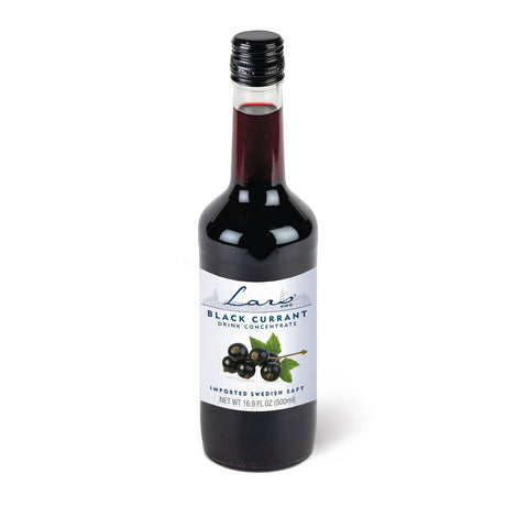 Bottle of Lars Own Black Currant Drink Concentrate (Saft) featuring a label adorned with black currants and a leaf. This Scandinavian drink is an imported Swedish saft, ideal for creating a Nordic cocktail. Available in 16.9 fl oz (500 ml).