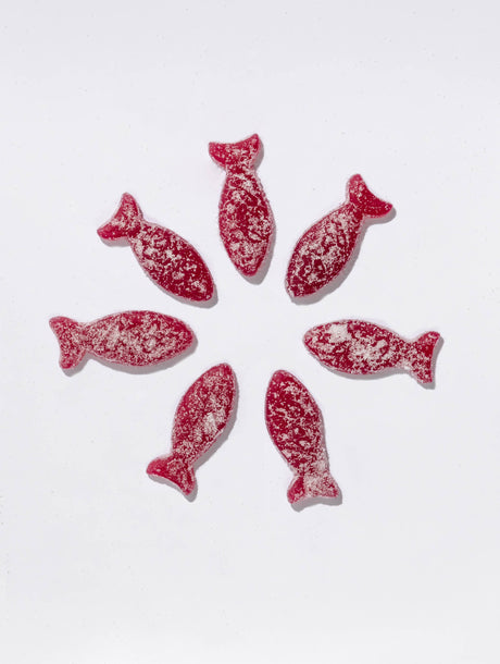 Seven Bon Bon - Sour Blackberry Fish candies (150g), a Swedish treat, are arranged in a circle on a white background and dusted with sugar.