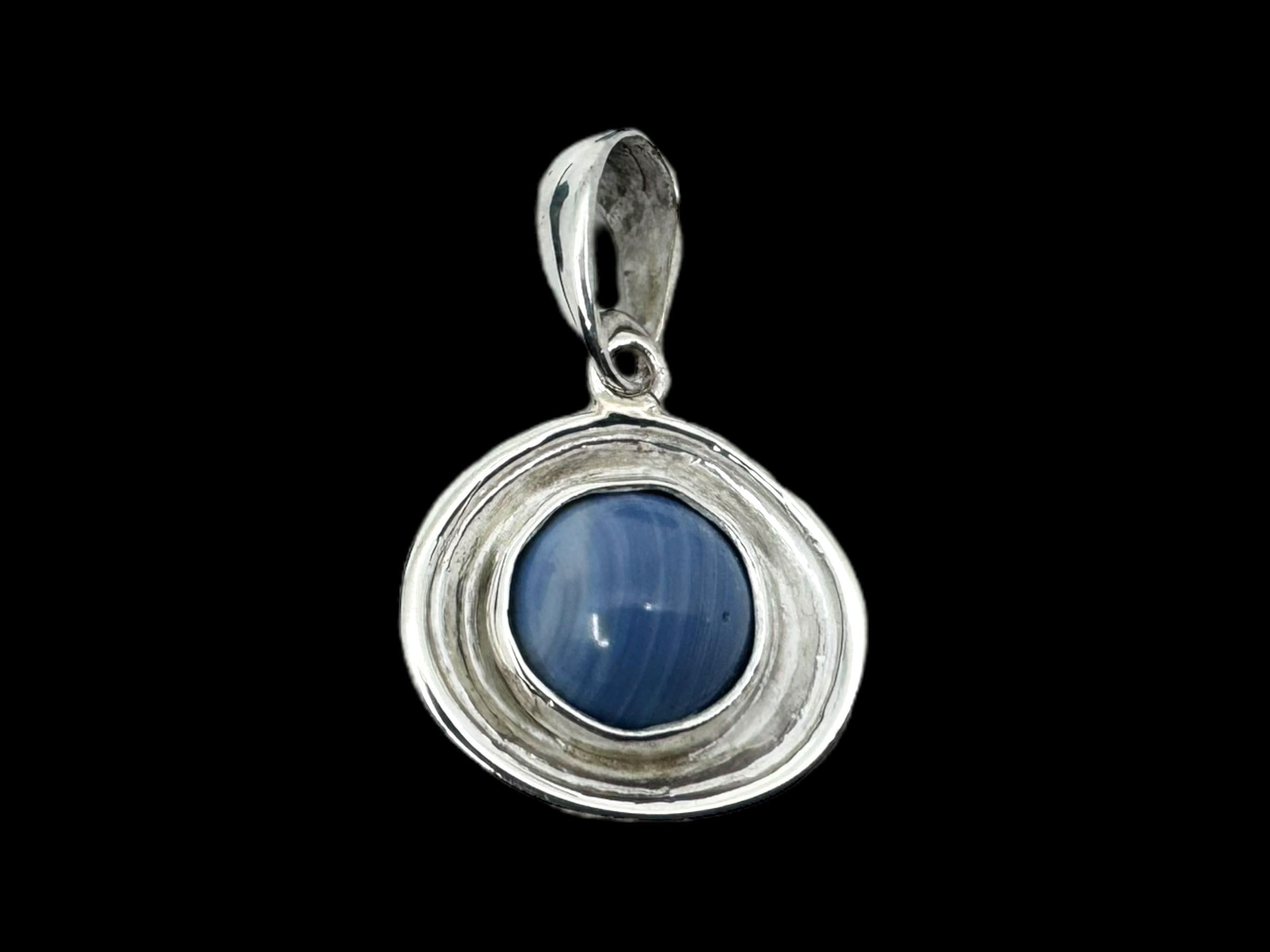 Discover the Pendant: Eira Silver - Swedish Blue, a sophisticated .925 silver piece showcasing a captivating Swedish Blue stone at its core, elegantly displayed against a sleek black backdrop.