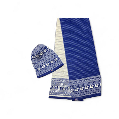 The Northern Story Setesdal Hat, made from 100% merino wool in royal blue, features a Norwegian star and snowflake pattern, adding Nordic charm to any winter outfit.