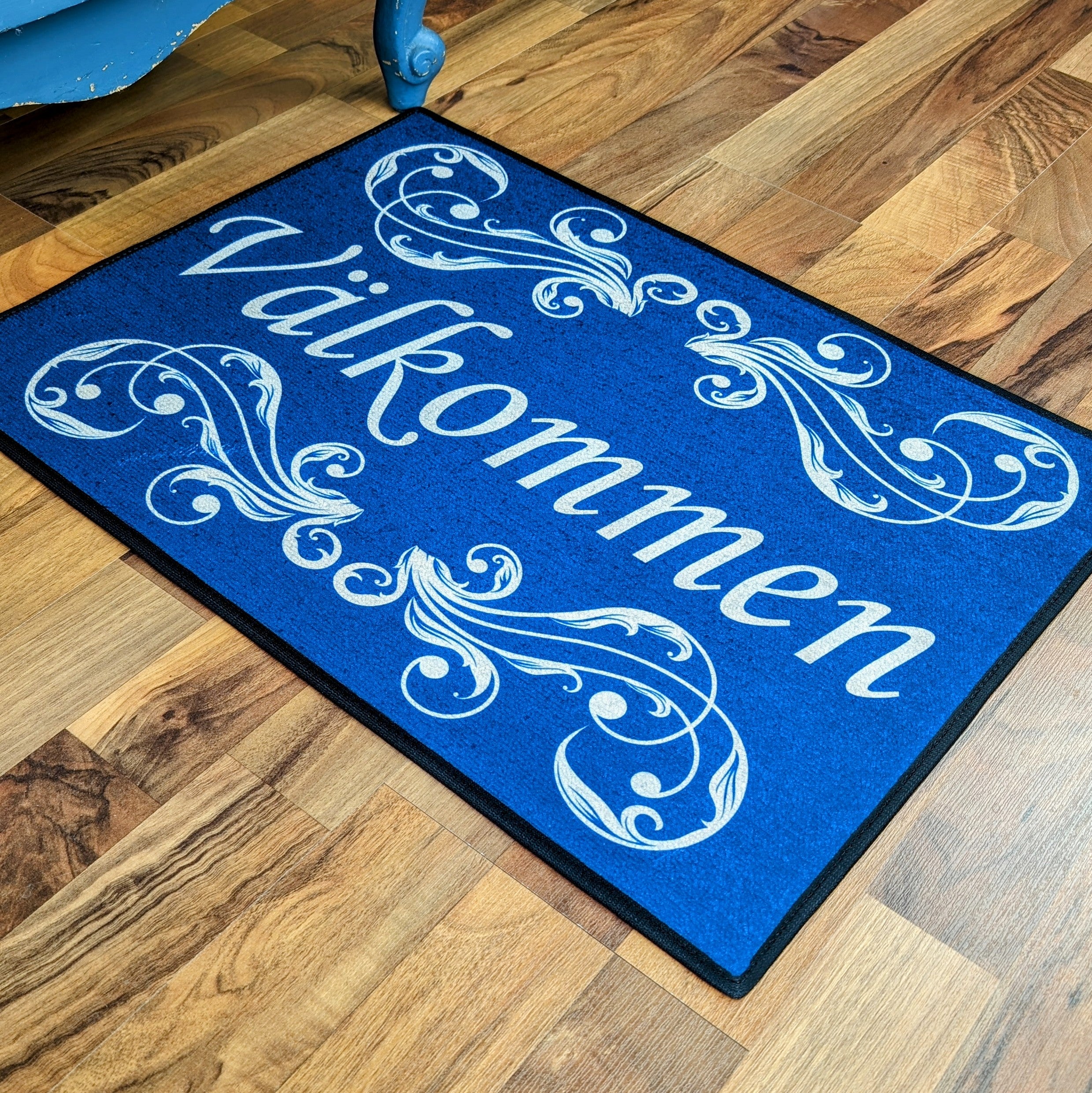 Rug: Valkommen Blue Scroll Welcome in Swedish