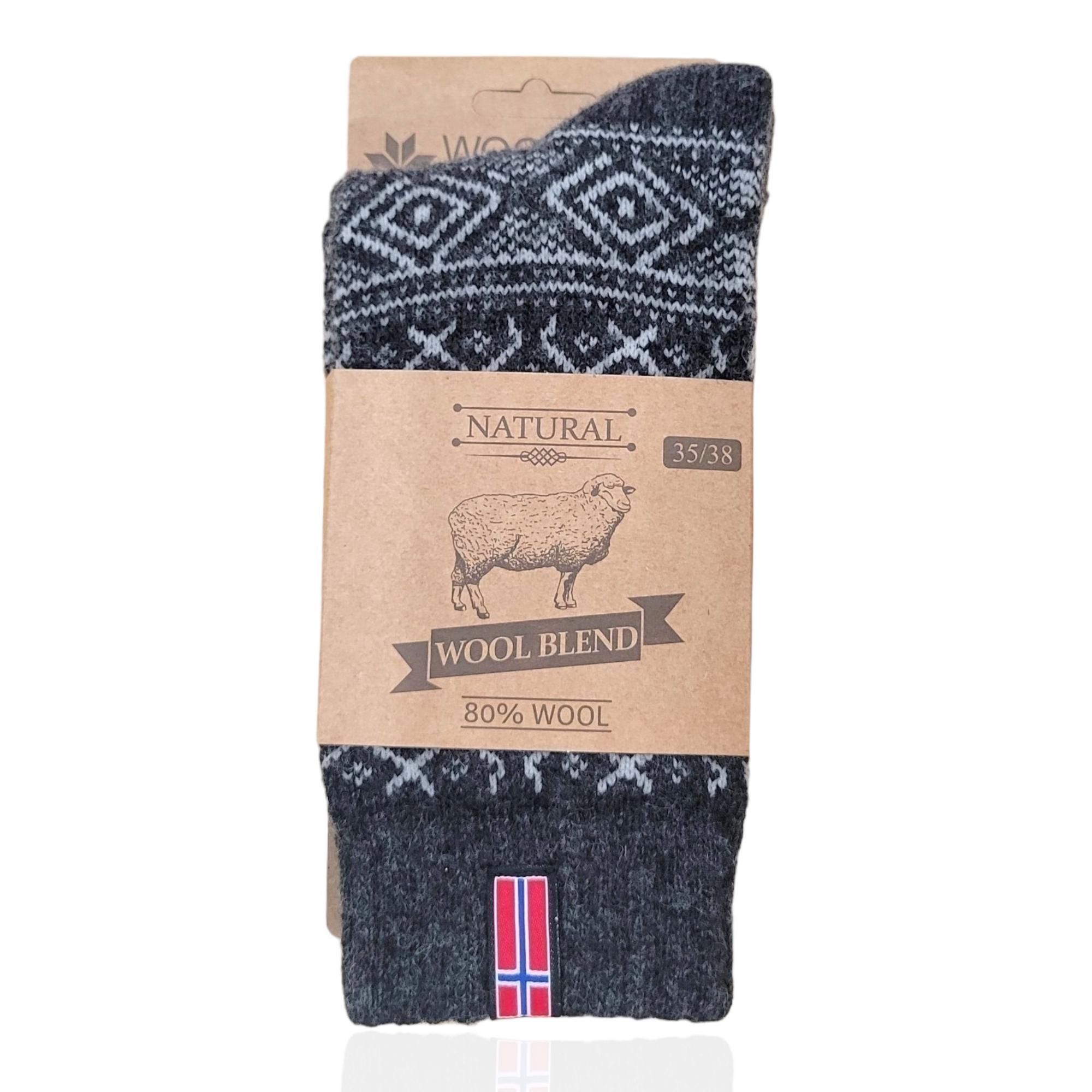 The Wool Wear socks in charcoal gray exhibit a Nordic design complemented by a Norwegian flag emblem. They are crafted from an 80% natural wool blend to ensure maximum warmth. Meticulously packaged, the label emphasizes their superior quality and confirms they are made in the EU.