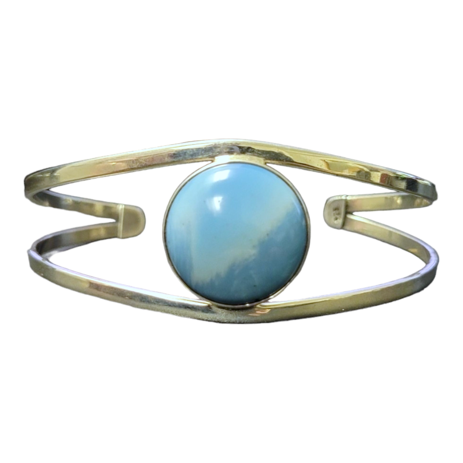 Introducing the Plain Oval - Swedish Blue bracelet: a gold cuff adorned with a captivating blue oval gemstone centerpiece. Crafted with exquisite detail, this elegant piece perfectly enhances our handmade silver jewelry collection and features the rare Bergslagssten stone, offering a unique touch of Nordic allure.