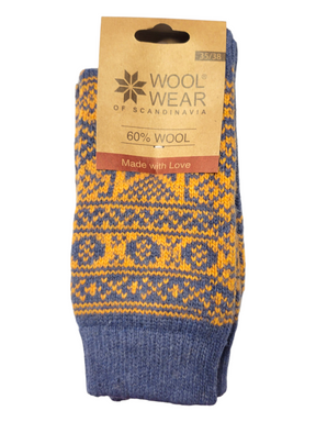 These comfortable denim-colored socks, featuring striking gold patterns, are from the Wool Wear collection entitled Selbu Star. Crafted with a natural wool blend, they contain 60% wool and are manufactured in the EU. The size 35/38 tag is clearly marked for your convenience.