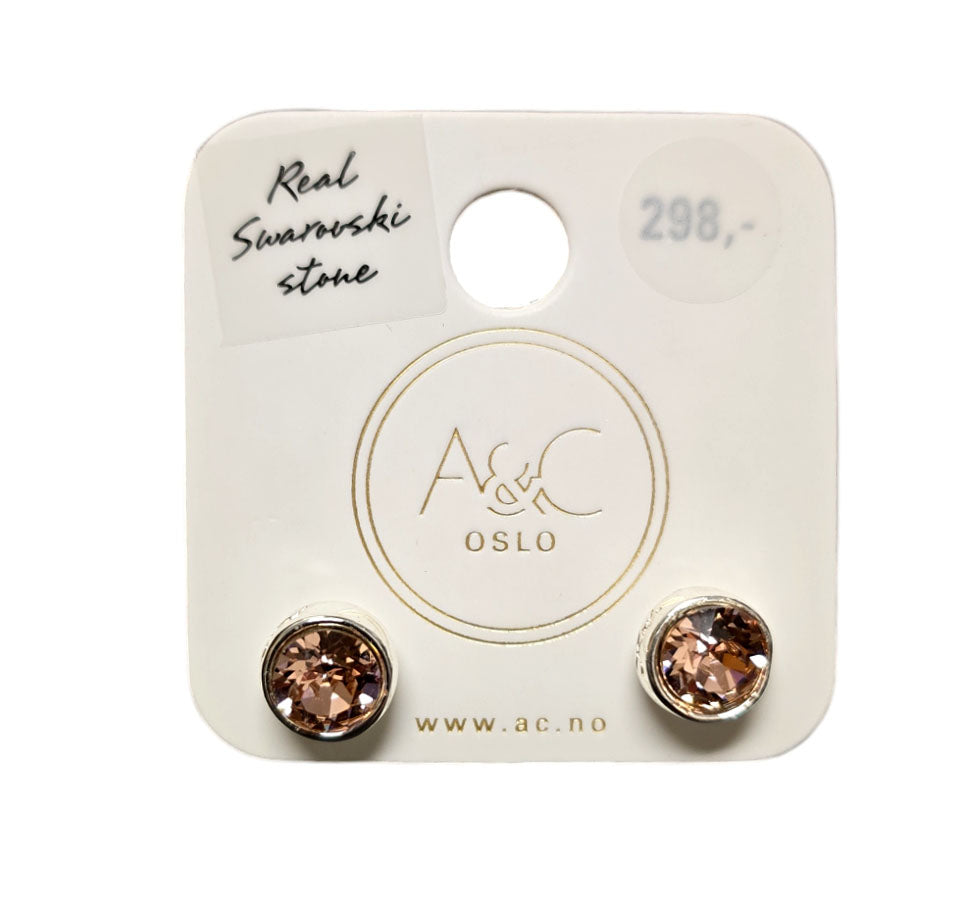 A pair of exquisite Vintage Rose earrings, crafted with brown Swarovski stones and elegantly presented on a white A&C Oslo card, captures the allure of Norwegian nature. Priced at 298.