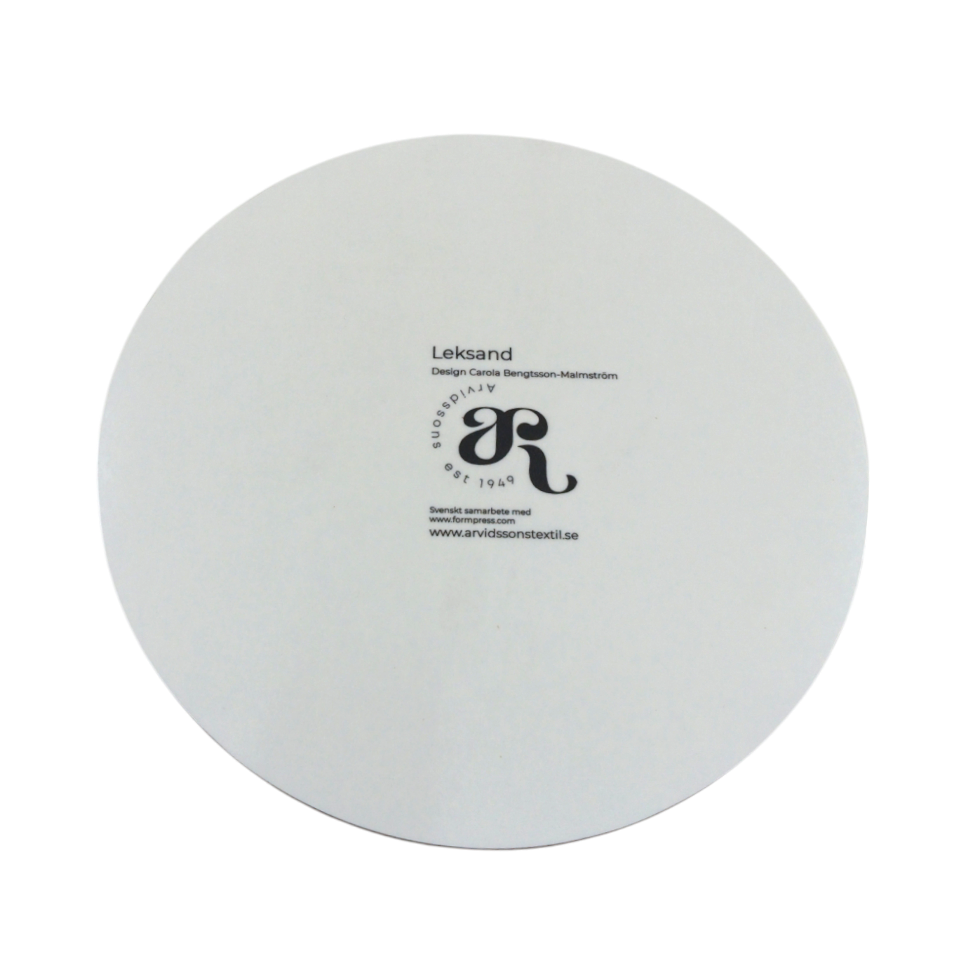 The Leksand Off White Circular Trivet, handmade in Sweden, features a stylized a logo and Swedish text, with arvidssonsstextil.se printed on it, highlighting timeless artistry.