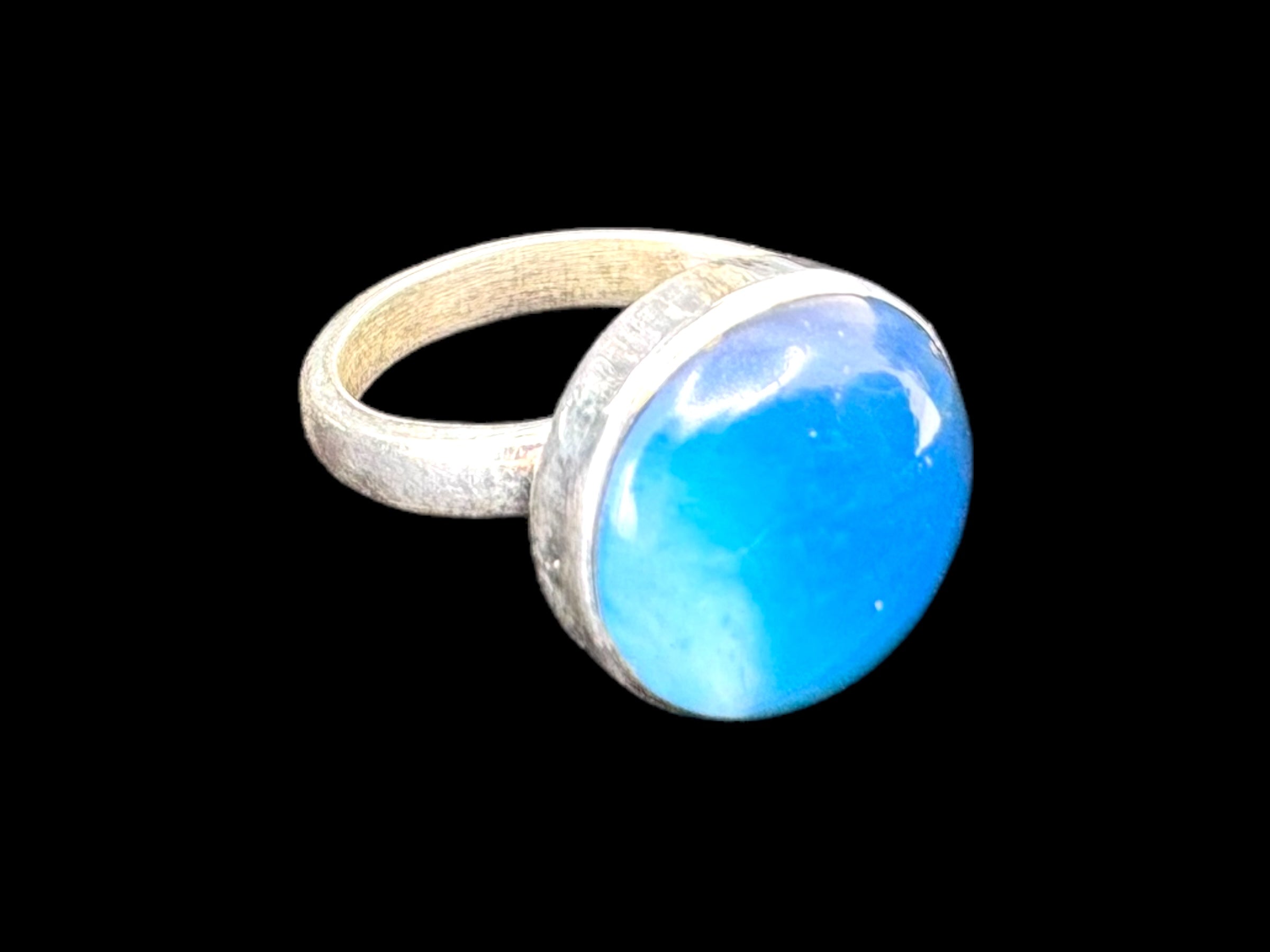 The Pain Round - Swedish Blue ring, features a large oval Swedishblue stone set in a minimalist band that elegantly accentuates its beauty.