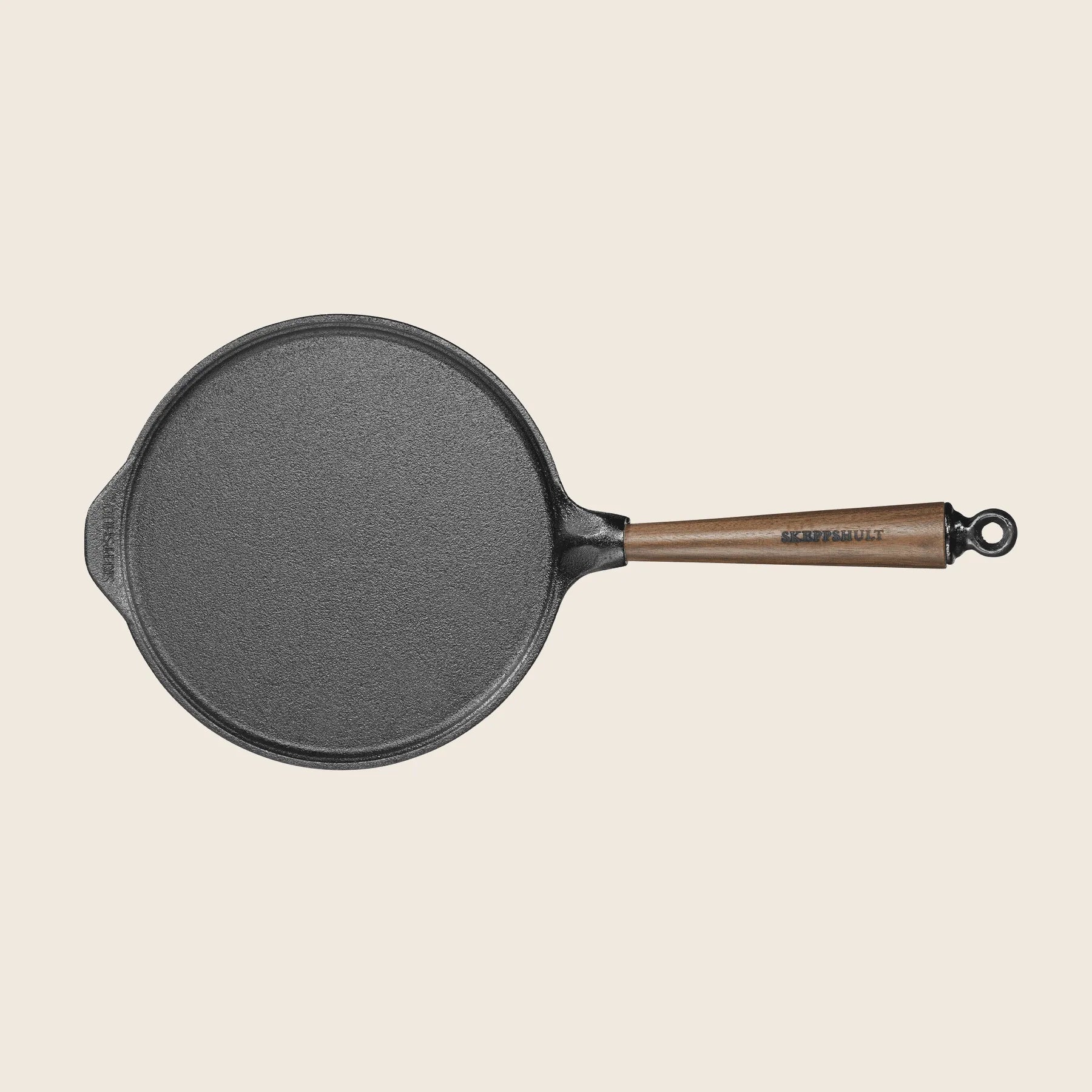 The Skeppshult Pancake Pan, 9.25/23 cm, includes a walnut handle and a non-stick surface, ideal for stove-top cooking.