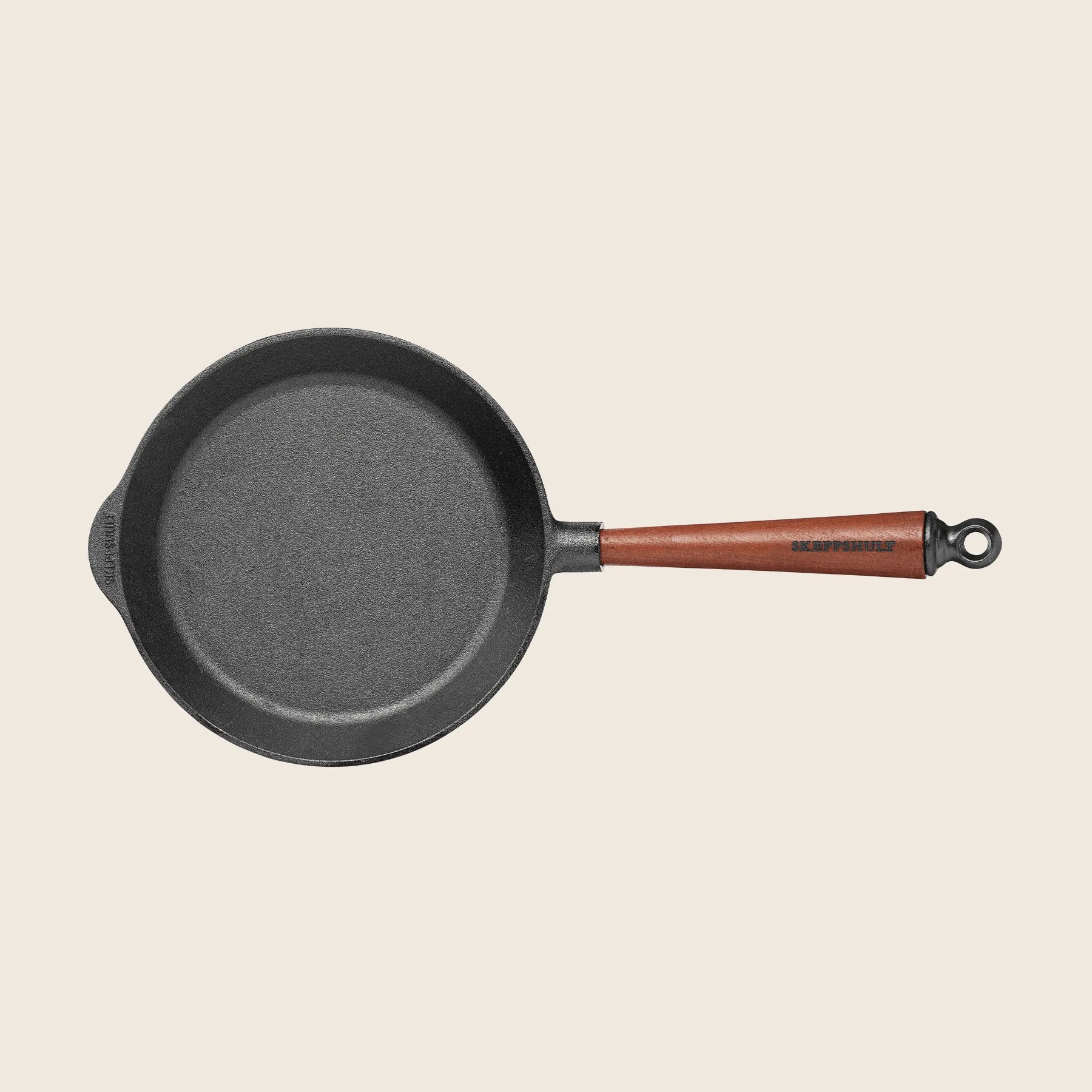 The Skeppshult Skillet, 8.6/22 cm, featuring a walnut handle, provides excellent heat conduction against a plain light background.