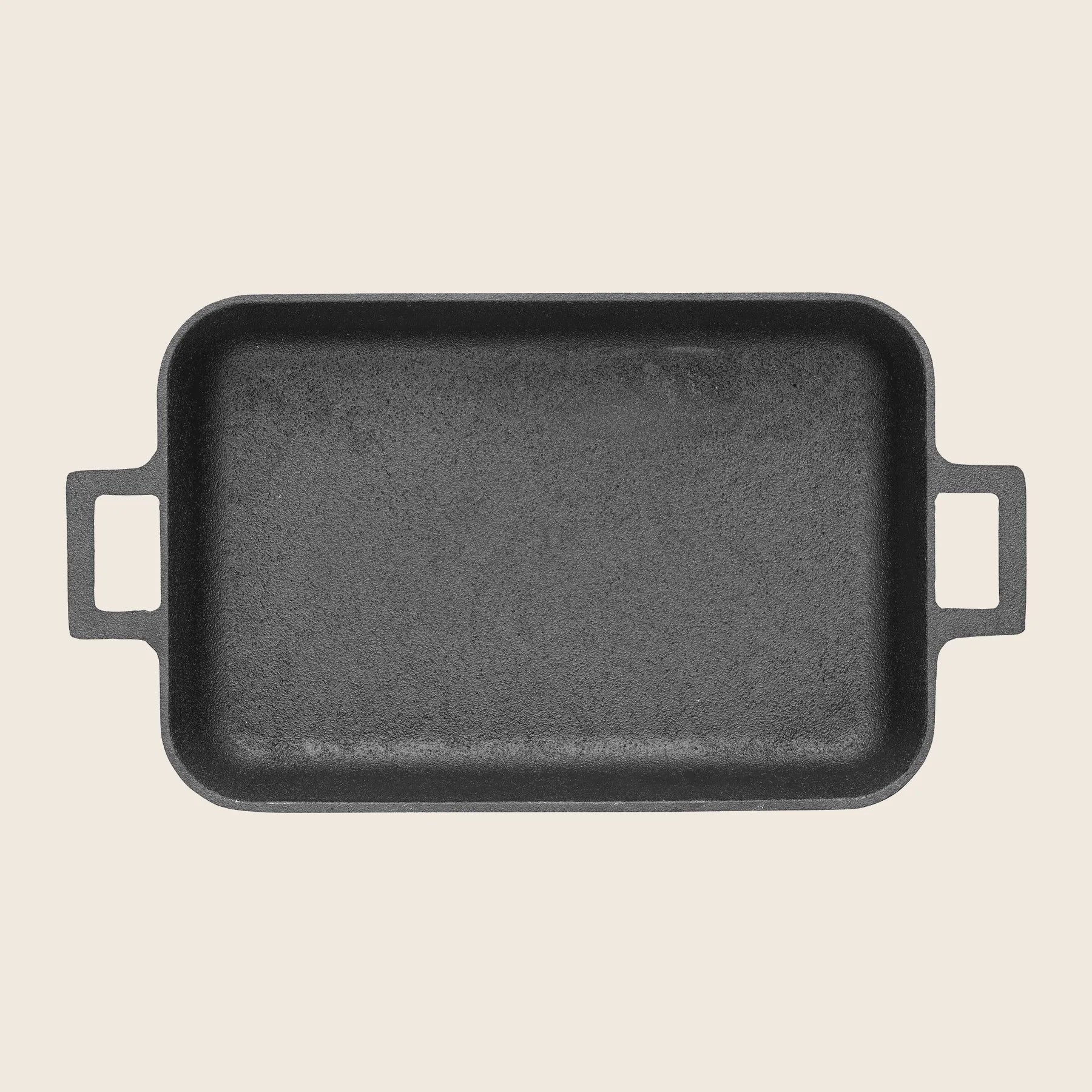 The black rectangular cast iron baking pan, seasoned with organic canola oil and equipped with sturdy handles, exudes durability and elegance. Viewed from above, it embodies the quality synonymous with a Skeppshult Oven Dish.