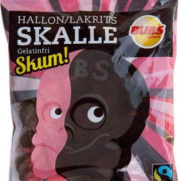 The Bubs SKALLE Raspberry Licorice Foam bag features a stylized half-pink, half-black skull on a vibrant pink background, providing a delightful Fairtrade candy experience.