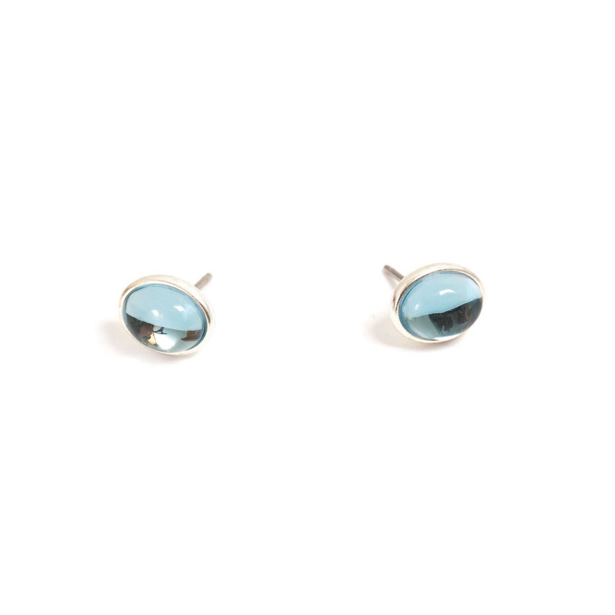 These exquisite silver stud earrings are part of the Norway Collection and highlight stunning oval-shaped blue stones.