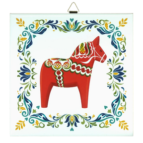 Square ceramic tile featuring a red Swedish Dala horse with colorful accents, centered and bordered by ornate Nordic floral patterns.