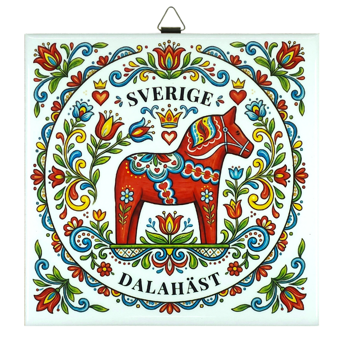 Ceramic tile with a central Swedish Dala horse, surrounded by colorful Nordic floral motifs and the words “Sverige” and “Dalahäst” on the border.