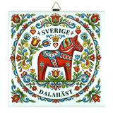 Ceramic tile with a central Swedish Dala horse, surrounded by colorful Nordic floral motifs and the words “Sverige” and “Dalahäst” on the border.