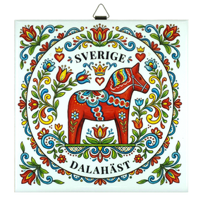 Ceramic tile with a central Swedish Dala horse, surrounded by colorful Nordic floral motifs and the words “Sverige” and “Dalahäst” on the border.