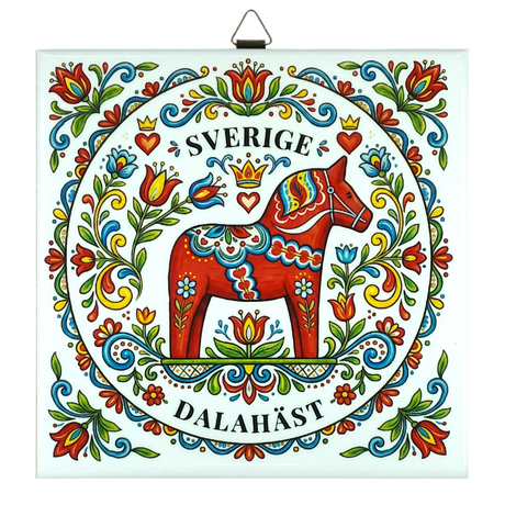Ceramic tile with a central Swedish Dala horse, surrounded by colorful Nordic floral motifs and the words “Sverige” and “Dalahäst” on the border.