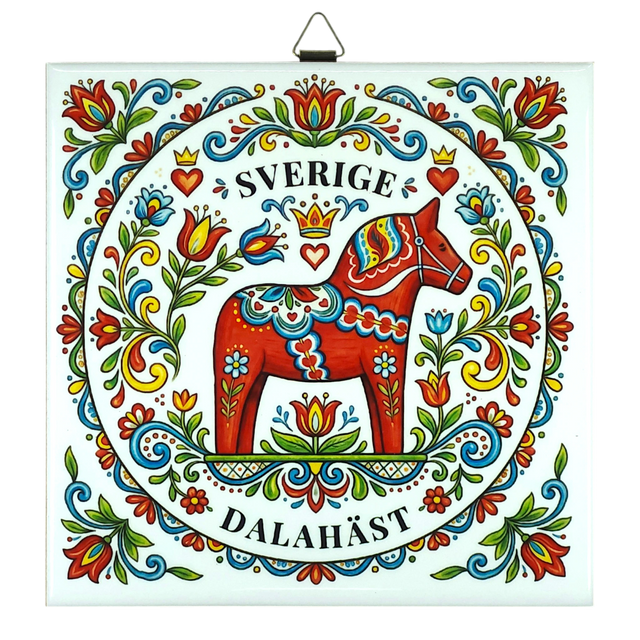Ceramic tile with a central Swedish Dala horse, surrounded by colorful Nordic floral motifs and the words “Sverige” and “Dalahäst” on the border.