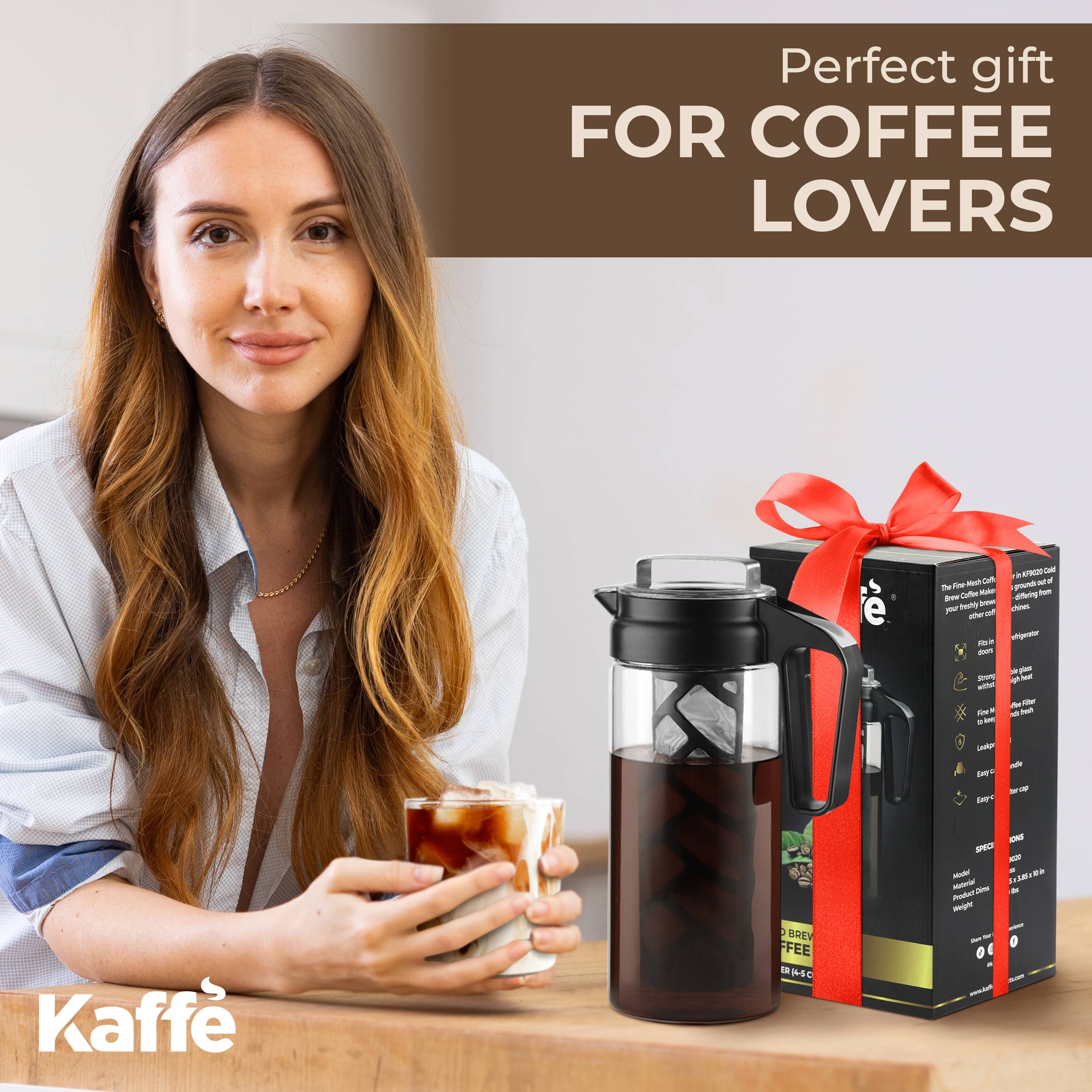 A woman enjoys iced coffee beside the Kaffe Cold Brew Coffee Maker, featuring a 1.3L borosilicate glass pitcher and stainless steel mesh, with a gift-wrapped Kaffe box—an ideal gift for coffee lovers.