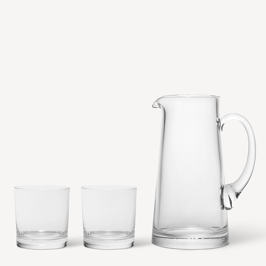 The KostaBoda Limelight Gift Set, featuring Göran Wärffs timeless design, includes a clear glass pitcher with a handle and two double old fashioned glasses. This stylish set is dishwasher safe for easy maintenance.