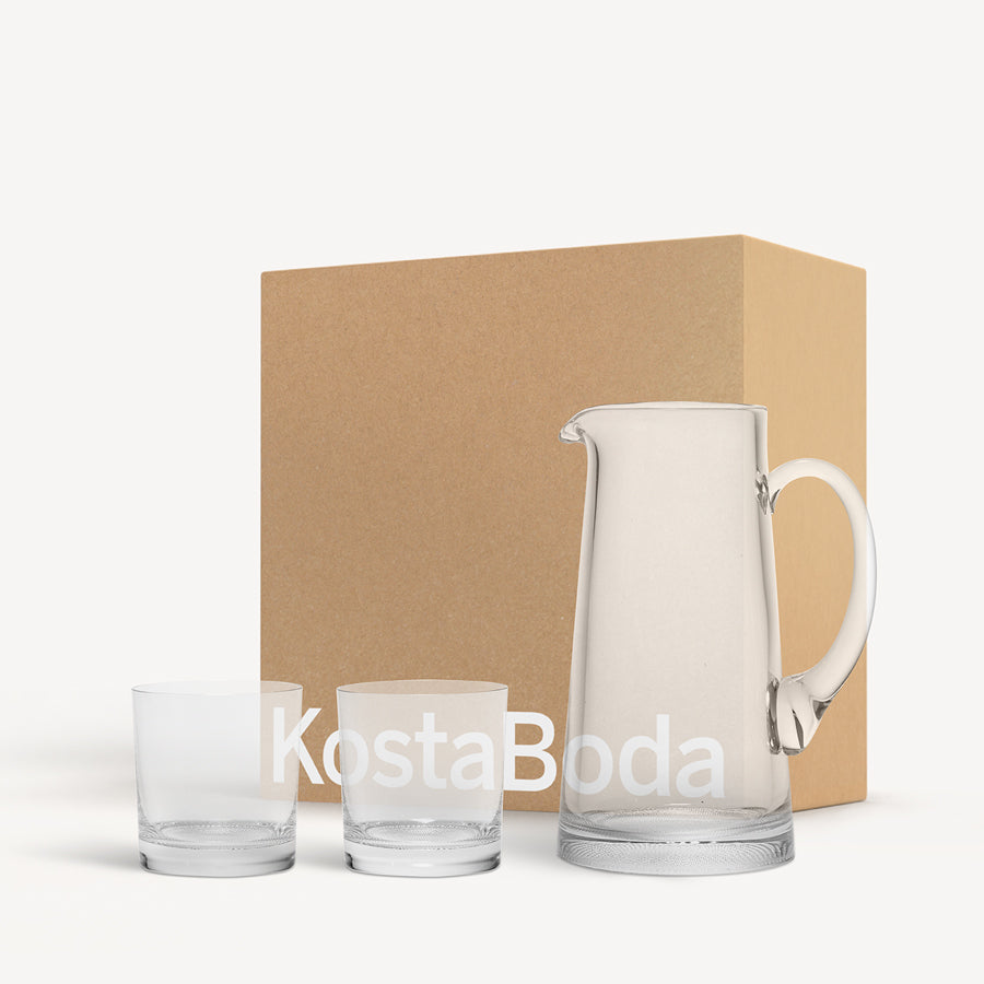 The KostaBoda Limelight Gift Set includes a striking pitcher and two glasses crafted by Göran Wärff, elegantly presented against a large cardboard box. Ideal for any occasion, its also dishwasher safe.