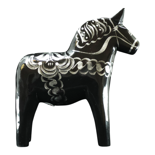 The Dala Horse: Black & Silver "Celebrate Series" by Grannas Olsson is a 13 cm handcrafted Swedish figurine, featuring silver patterns on black wood and inspired by traditional folk art.