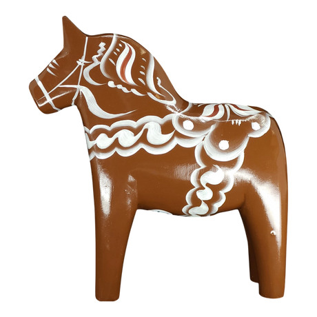 The Grannas Olsson Dala Horse: Brown Swedish "Gingerbread" (13 cm) features white and light brown patterns on handcrafted wood, celebrating Scandinavian heritage and Swedish artistry.