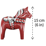 The Burgundy Swedish Dala Horse "Maria / Anniversary Series" by Grannas Olsson, handcrafted in Sweden, stands next to a dashed line and arrow showing its 15 cm (6 in) height.