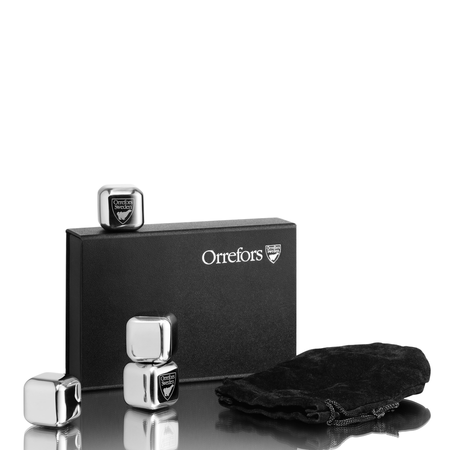 The Orrefors City Ice Cubes (4-Pack) comes with stainless steel whisky stones in a sleek black box and a matching drawstring pouch, ideal for chilling drinks without dilution.