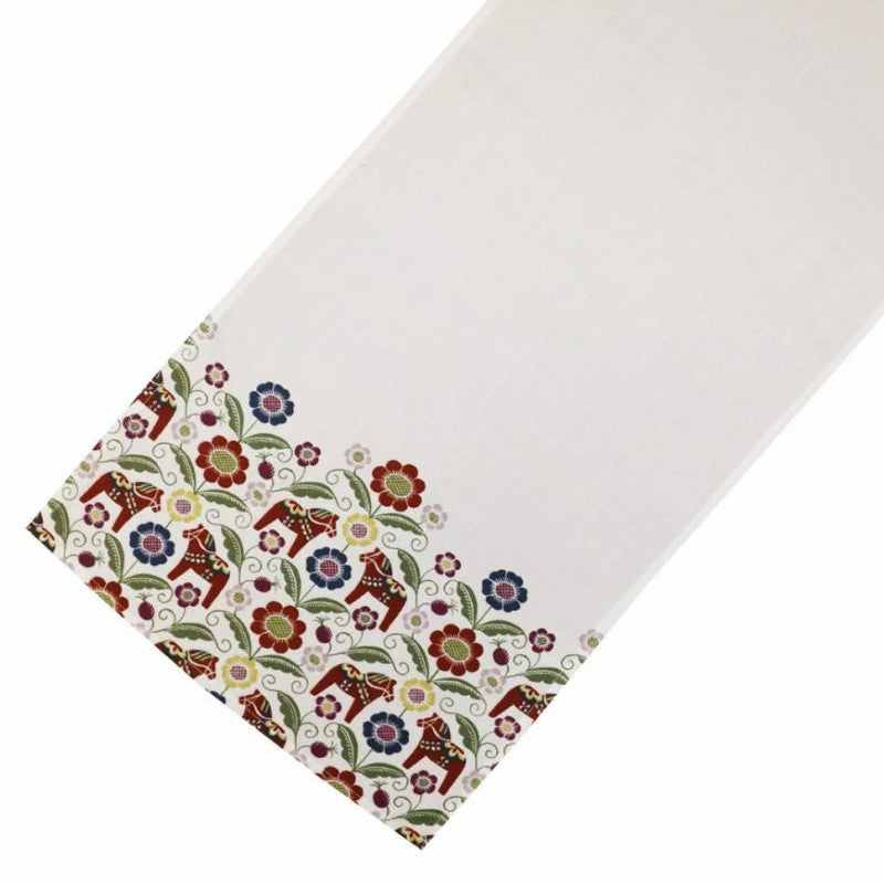 White table runner from the "Siljan" collection, measuring 40x85cm, features a decorative edge adorned with colorful Kurbits Flowers and charming Dala Horse motifs.