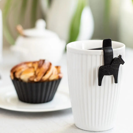 Tea Strainer: "Tesil" Tea Strainer Black with Swedish Dala Horse Cup Rest Silicone Made in Sweden