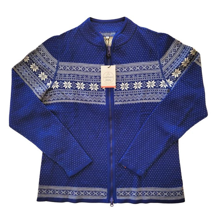 The Northern Story Setesdal Royal Blue Norwegian Design Wool Cardigan features white Nordic patterns on blue wool, zip-up front, and comes displayed flat with a tag attached to the collar.
